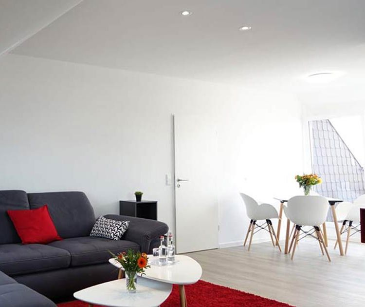Apartment mit 3 Schlafzimmer in Hannover Wohnzimmer und Essbereich mit Balkon