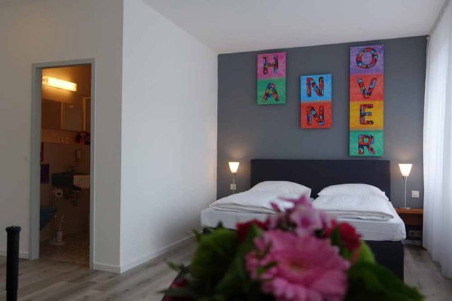 Doppel Zimmer mit Kingsize Bett im Budget Hotel in Hannover